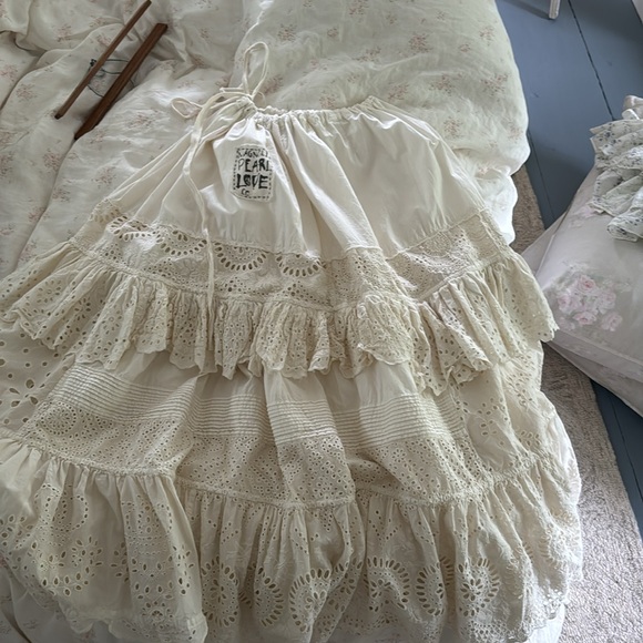 Elegant White Lace Skirt - Picture 3 of 7